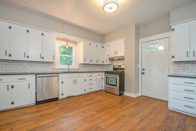 Building Photo - Spacious 4 Bedroom / 2 Bath Single-Family Home – Prime Location Near Downtown GR
