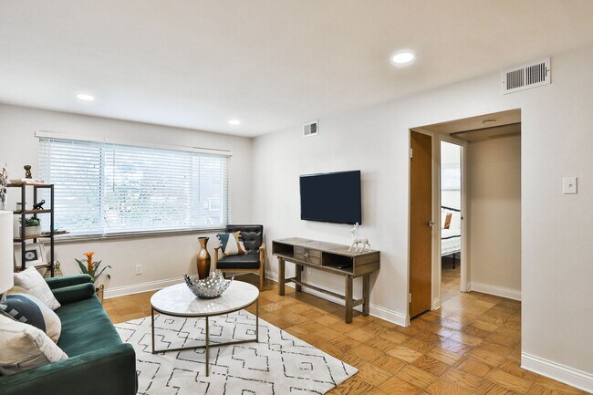 Photo - 7055 Hampton Ave Unidad #302