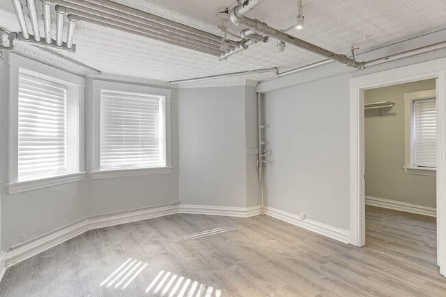 Building Photo - 2042 W Armitage Ave Unit G