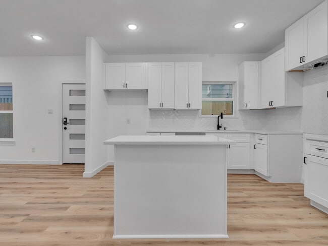 Photo - 9410 Firnat St