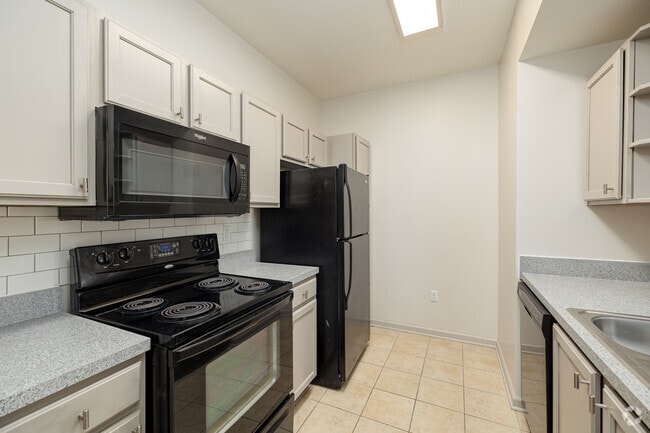 1BR, 1BA - 780SF - Kitchen
