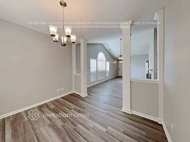 Photo - 594 Viking Pl SW