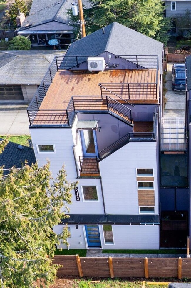 Building Photo - Newly Built Air-Conditioned Luxury Townhome in Highly Desired Admiral