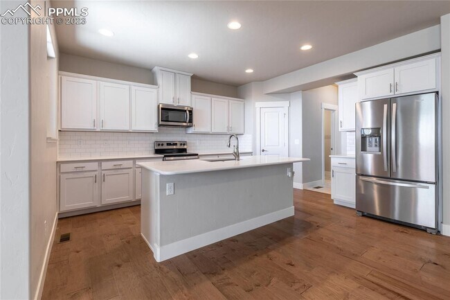 Photo - Like new Modern design! 3 bed, 4 bath, 2 c...