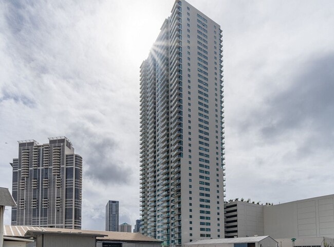 Building Photo - Highly desirable 2-bdrm, 2-bath, 1-pkg condo at Ililani in Kakaako Unit 2003