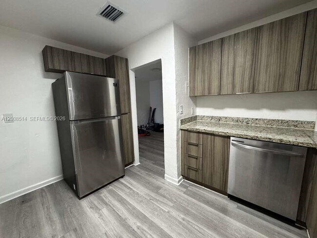 Photo - 1121 NW 40th St Unit 2