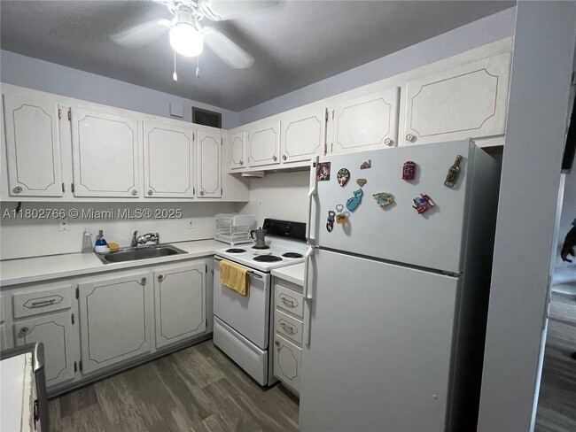 Building Photo - 279 Markham N Unit M
