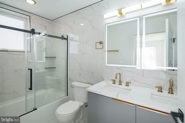 Photo - 2000 N Front St