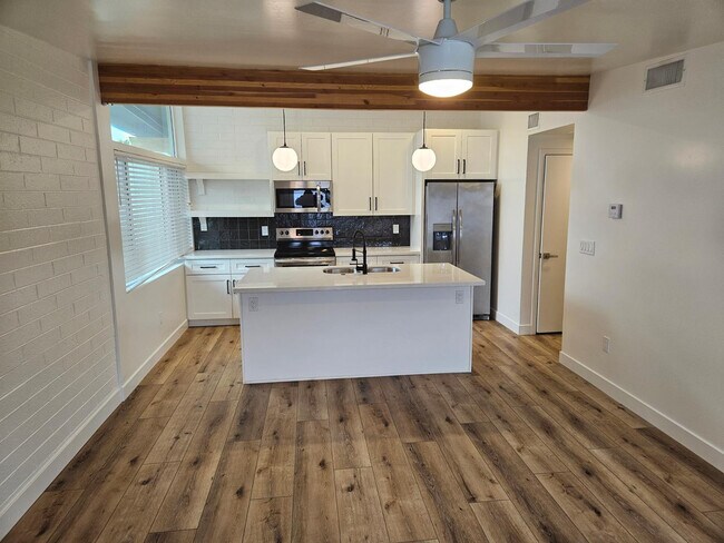 Building Photo - 6623 E Cheery Lynn Rd Unit 1003