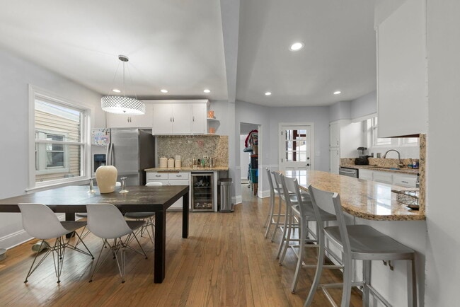 Photo - 5910 W Roscoe St