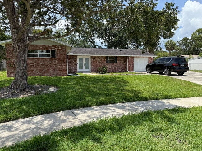 Remodeled Pool Home Located in the Very De... - Remodeled Pool Home Located in the Very De...