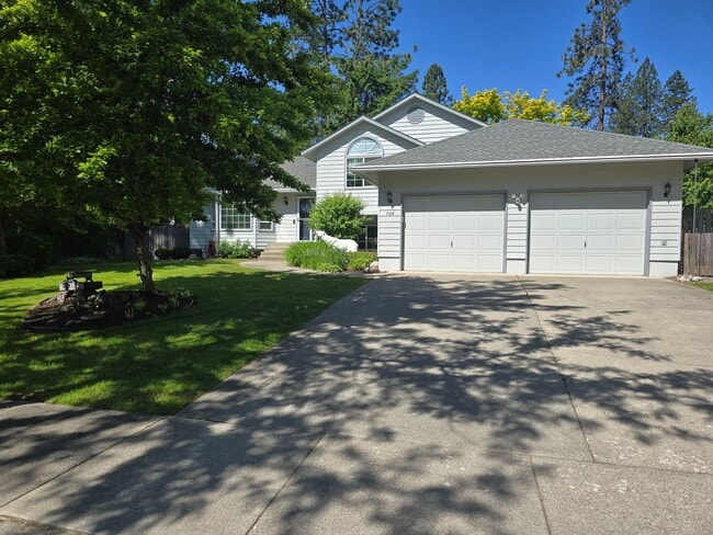 Beautiful home in desirable Riverside Harbor. - Beautiful home in desirable Riverside Harbor.