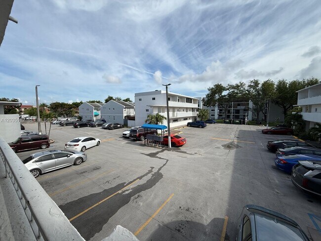 Building Photo - 5611 W 25th Ct Unit 10-A
