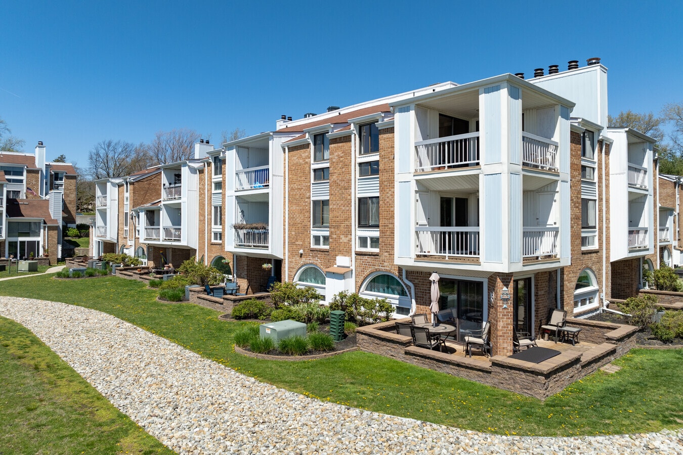 Building Photo - Bijou Villa Condos