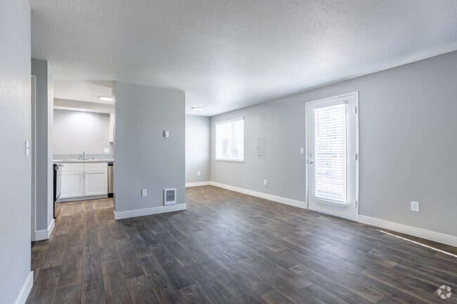 2BR, 1BA - 850SF