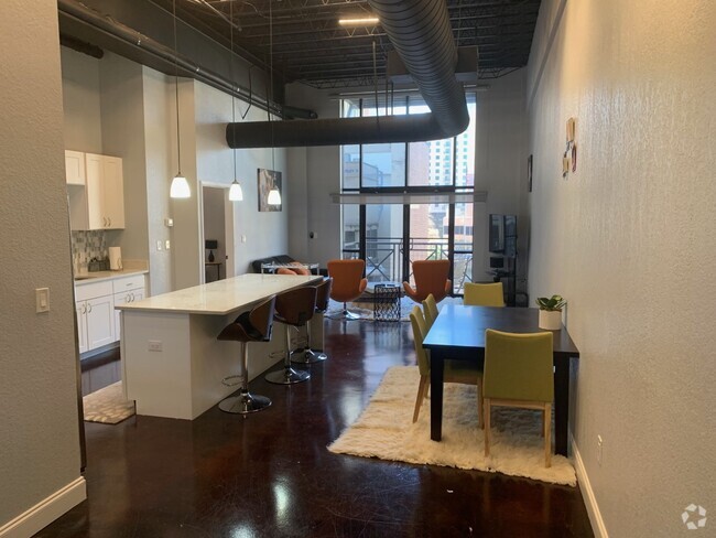 Building Photo - 214 E Travis St Rental