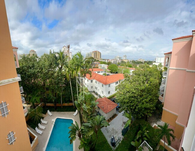 Vista desde el pasillo de entrada - 1 Alhambra Cir Unidad 503