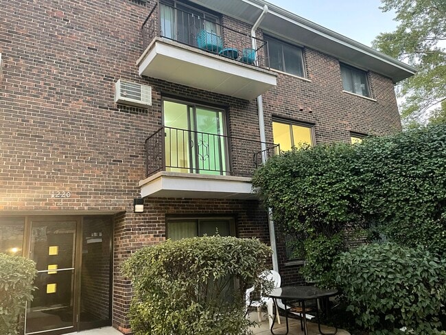 Apartamento con balcón - 1220 S Lorraine Rd Unidad 2A