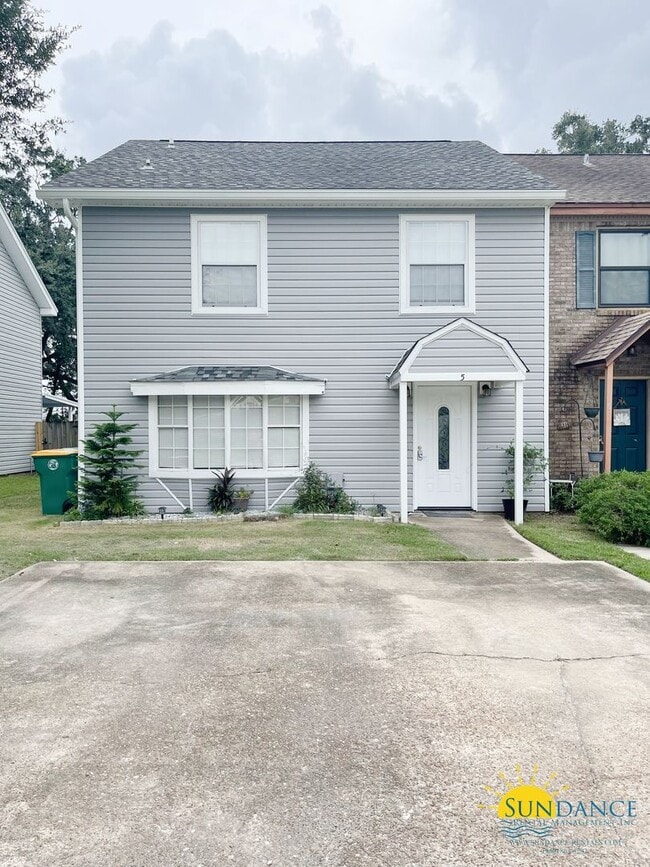 Building Photo - Beautiful 3 Bedroom Townhouse Close to Both Bases!