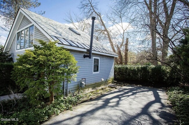 Photo - 586 N Broadway