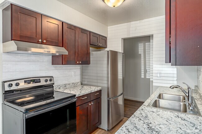 2BR, 1BA - 825SF - Kitchen