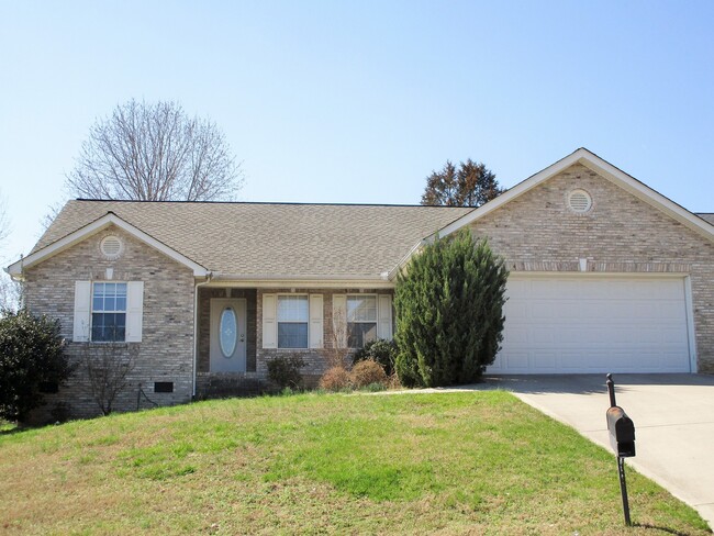 Building Photo - 3 BEDROOM, 3 BATH RANCHER IN NORTHWEST KNOX