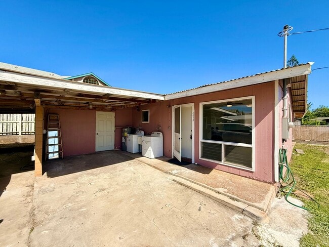 Building Photo - 4 Bedroom / 1 Bath House for Rent in Wailuku!