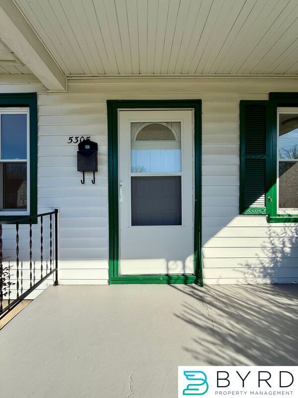 Photo - 5305 Lochaven Ave