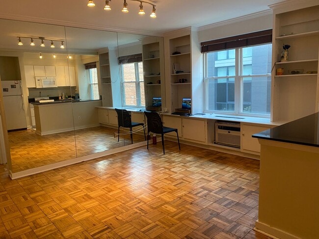 Building Photo - Charming 1 Bed 1 Bath Mid-Rise Condo In We...