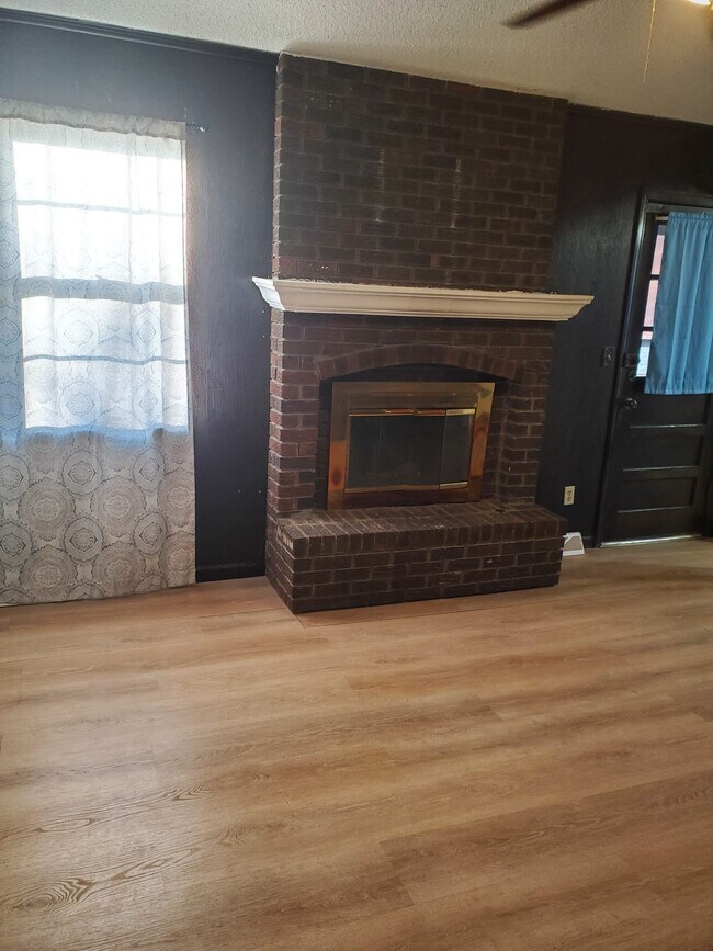 Photo - 4820 England St