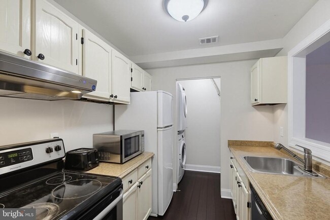 Building Photo - 13123 Wonderland Way Unit 13-135