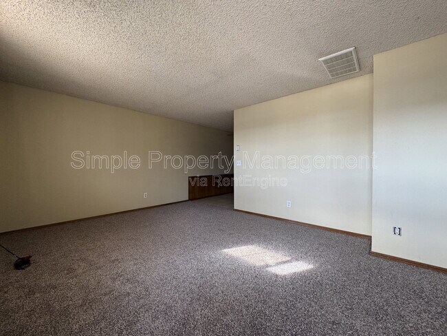 Photo - 2435 Clarke St