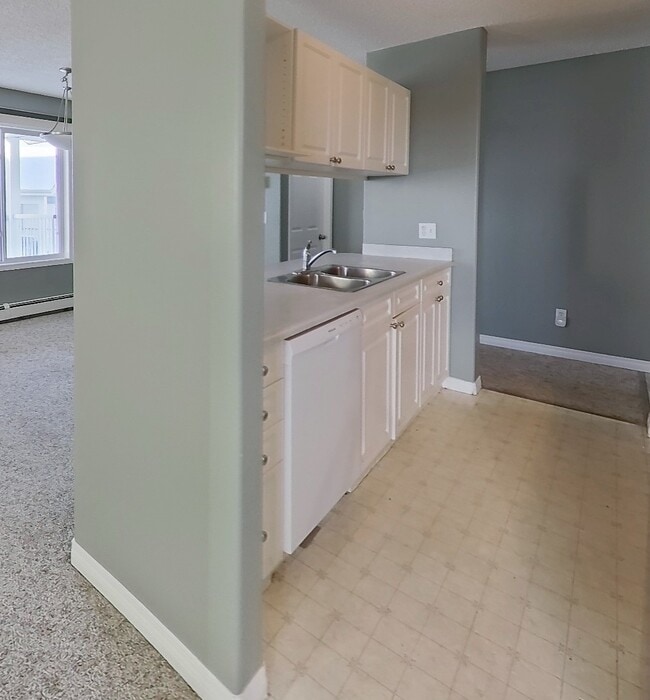 Photo - 9932-9100 100 Ave