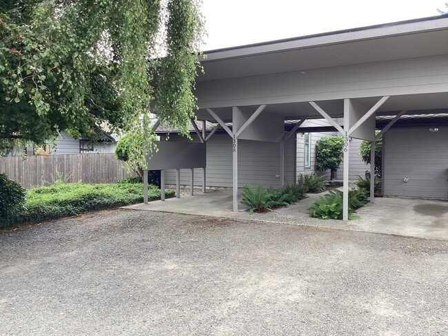 Building Photo - 2 Bedroom/ 1 bath duplex Unit 1308