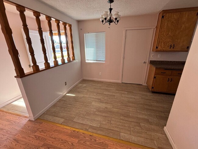 Photo - 937 W Donovan Rd