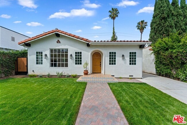 Building Photo - 9005 Rosewood Ave