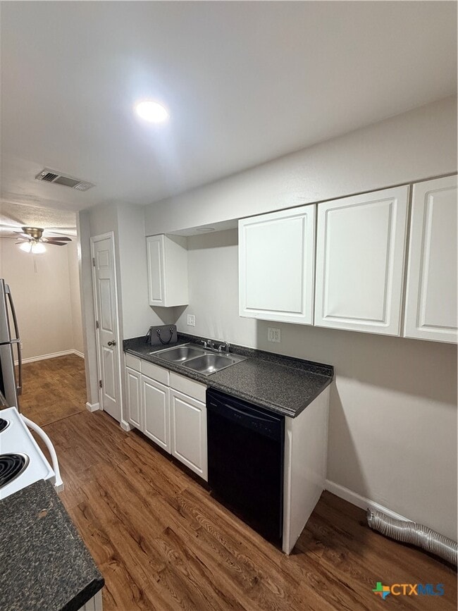 Photo - 208 Uhland Rd