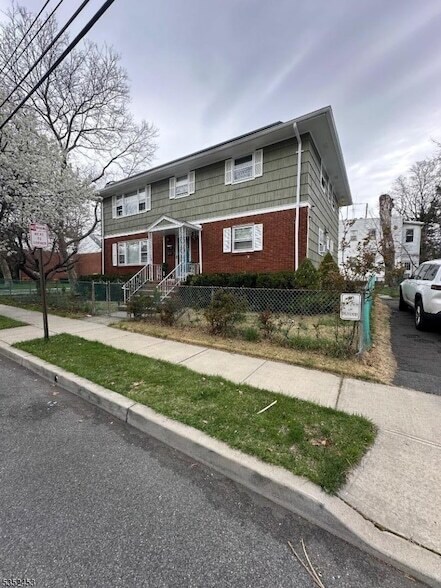 Photo - 739 Burnside St