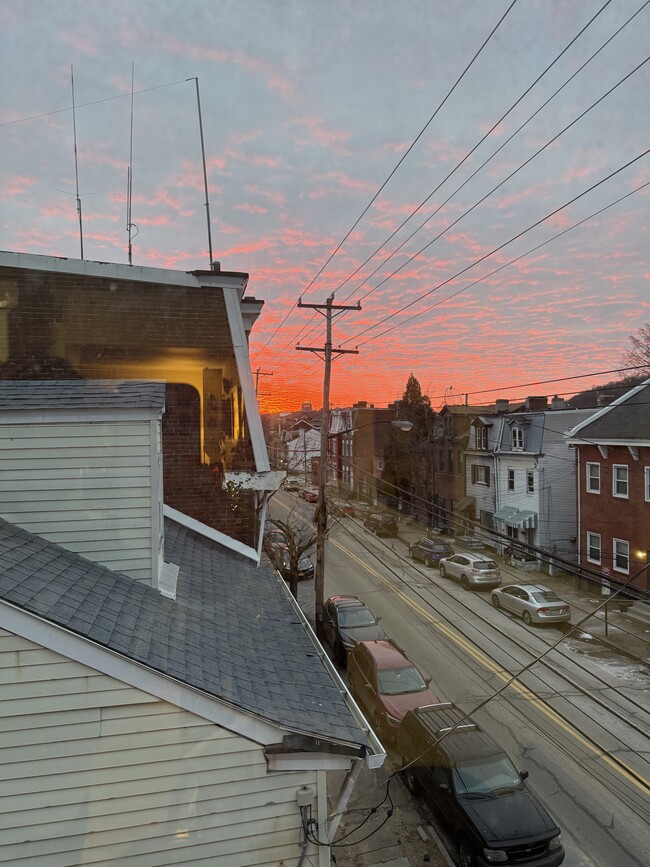 Building Photo - 2201 Sarah St Unit Apartment 3