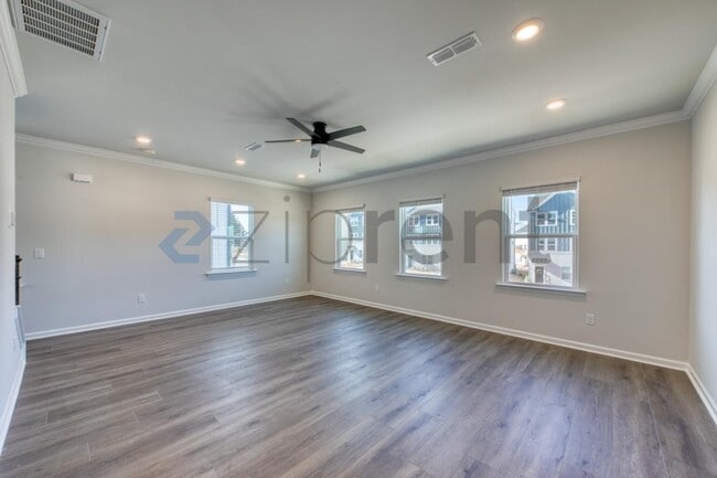 Photo - 1467 Hasse Ave