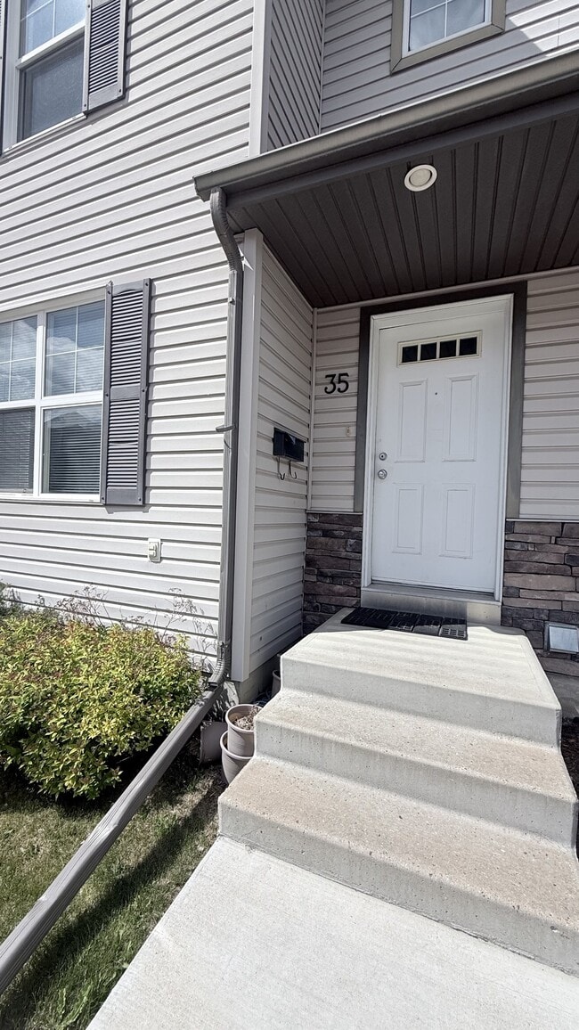 Building Photo - 135 Pawlychenko Ln