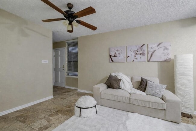 Photo - 2409 Leon St Unidad 102