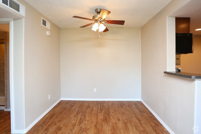 1BR, 1BA - 700SF - Dining Area