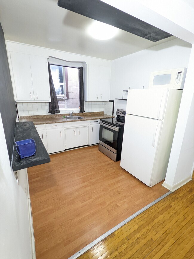 Photo - 2bd, 1Bath 5 minutes walk to Eglinton W Su... Unit 2