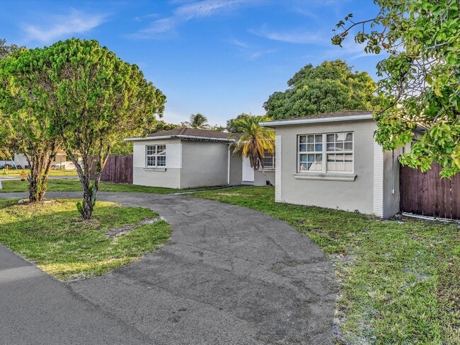 Photo - 700 SW 5th Ct