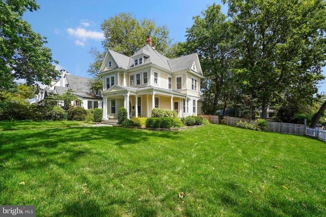 Building Photo - 1503 Russell Rd