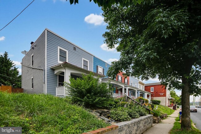Photo - 225 W 5th St