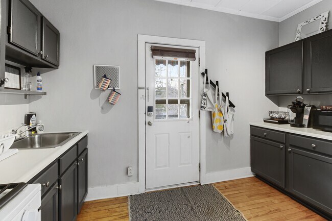 415 1/2 N Neil St