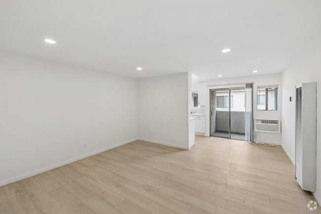1BR, 1BA - 900SF - Living Room