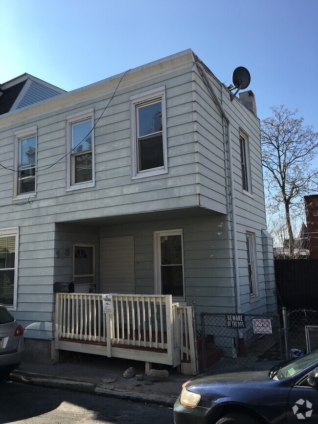 Building Photo - Two Bedroom Reading Home